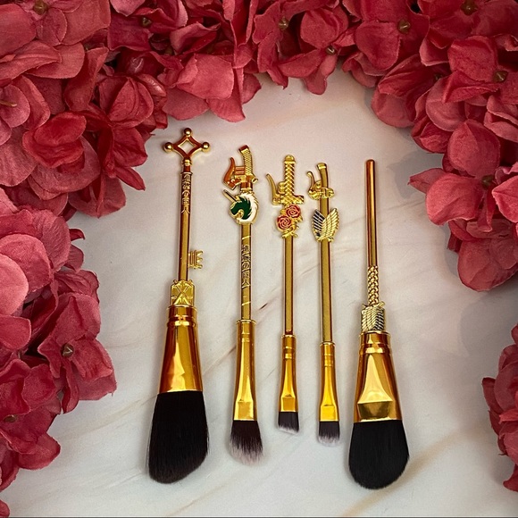 Attack on Titan Gold 5 Piece Makeup Brush Set with Bag - Picture 3 of 16